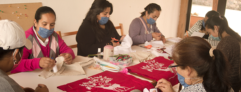 artesanos mexicanos trabajando juntos